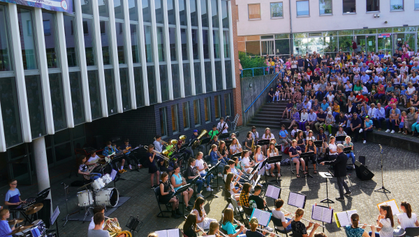 Eintausend Zuschauer beim Schulkonzert des Gymnasiums Gernsheim